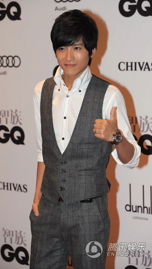 钟欣桐不敢拼露玩性感 董洁潘粤明十指紧扣【图】