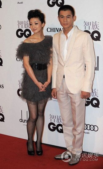 钟欣桐不敢拼露玩性感 董洁潘粤明十指紧扣【图】