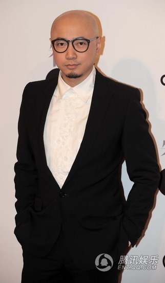 钟欣桐不敢拼露玩性感 董洁潘粤明十指紧扣【图】