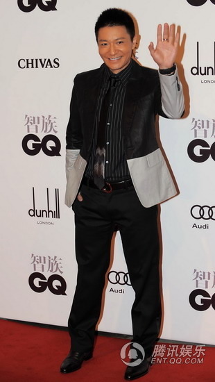 钟欣桐不敢拼露玩性感 董洁潘粤明十指紧扣【图】