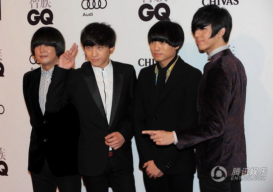 钟欣桐不敢拼露玩性感 董洁潘粤明十指紧扣【图】