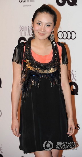 钟欣桐不敢拼露玩性感 董洁潘粤明十指紧扣【图】