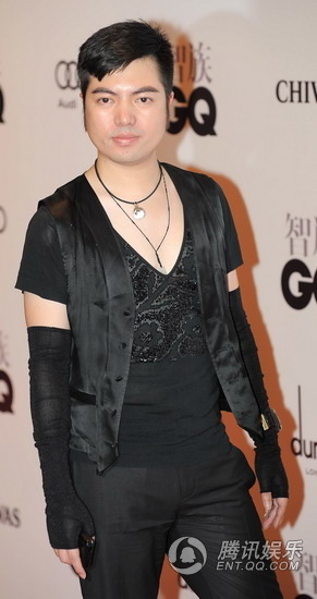 钟欣桐不敢拼露玩性感 董洁潘粤明十指紧扣【图】