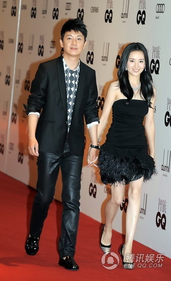 钟欣桐不敢拼露玩性感 董洁潘粤明十指紧扣【图】