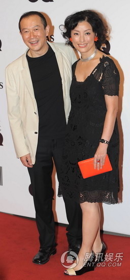 钟欣桐不敢拼露玩性感 董洁潘粤明十指紧扣【图】