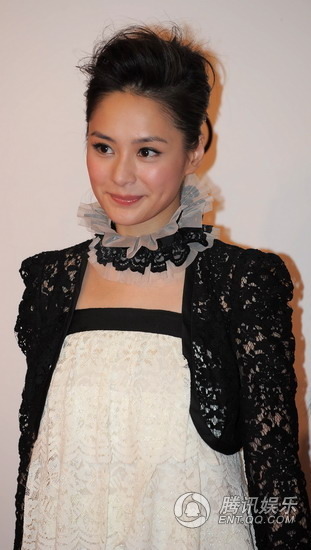 钟欣桐不敢拼露玩性感 董洁潘粤明十指紧扣【图】