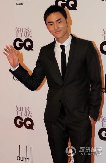 钟欣桐不敢拼露玩性感 董洁潘粤明十指紧扣【图】