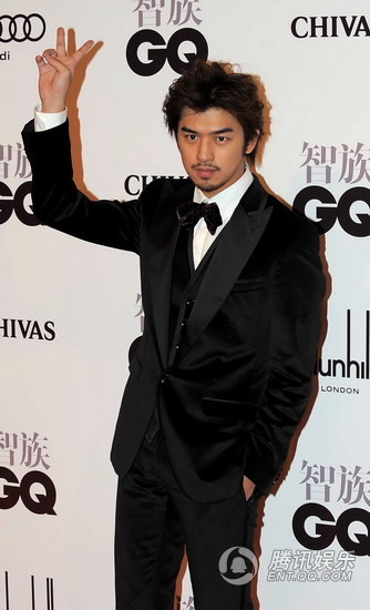 钟欣桐不敢拼露玩性感 董洁潘粤明十指紧扣【图】