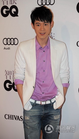 钟欣桐不敢拼露玩性感 董洁潘粤明十指紧扣【图】