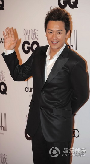 钟欣桐不敢拼露玩性感 董洁潘粤明十指紧扣【图】