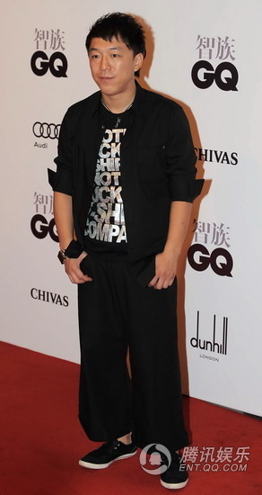 钟欣桐不敢拼露玩性感 董洁潘粤明十指紧扣【图】