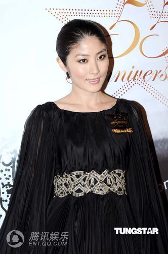 陈慧琳着黑色透视装 与中年男子畅谈玉手被摸【图】