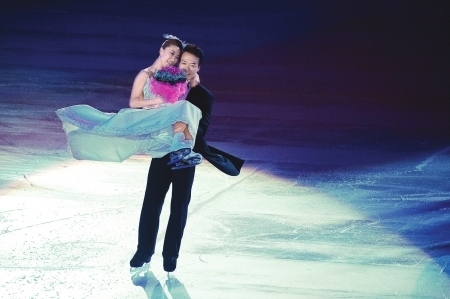 组图:申雪赵宏博冰上婚礼 新郎新娘甜蜜浪漫