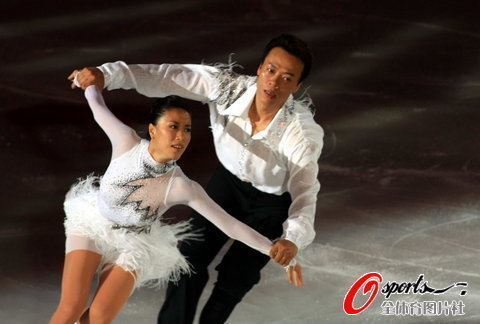 组图:申雪赵宏博冰上婚礼 新郎新娘甜蜜浪漫