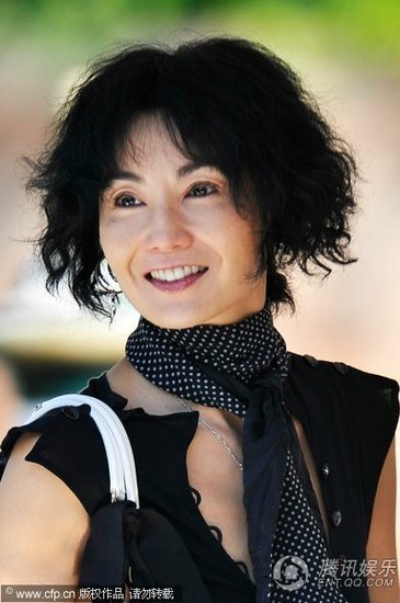 张曼玉现身威尼斯星味十足 摆pose供媒体拍照【图】