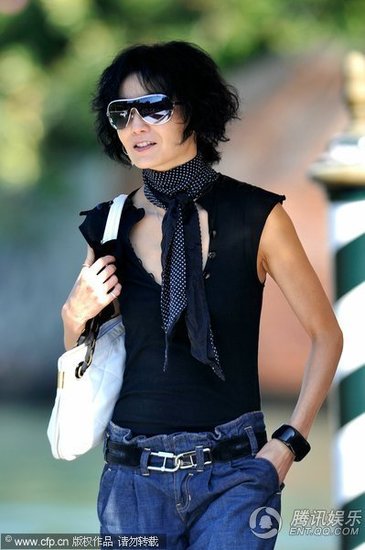 张曼玉现身威尼斯星味十足 摆pose供媒体拍照【图】