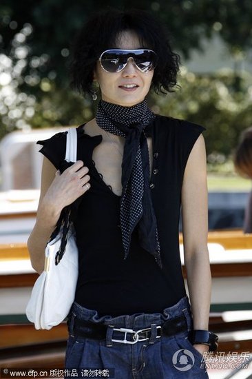 张曼玉现身威尼斯星味十足 摆pose供媒体拍照【图】