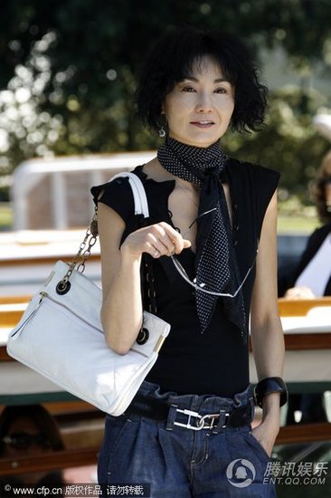 张曼玉现身威尼斯星味十足 摆pose供媒体拍照【图】