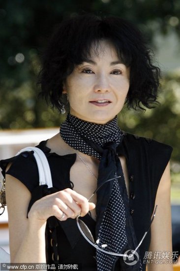 张曼玉现身威尼斯星味十足 摆pose供媒体拍照【图】