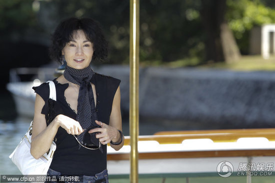 张曼玉现身威尼斯星味十足 摆pose供媒体拍照【图】