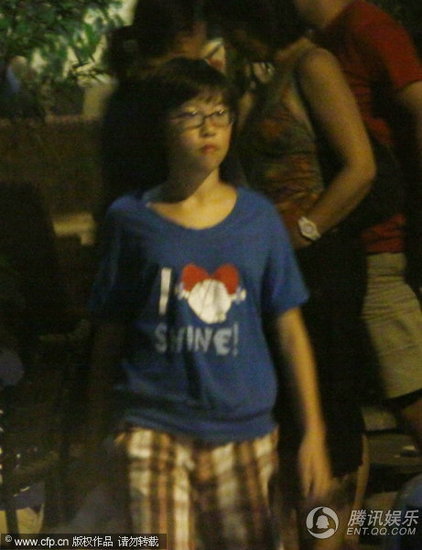 王菲偕两爱女深夜用餐 李嫣被抱开心大笑【图】