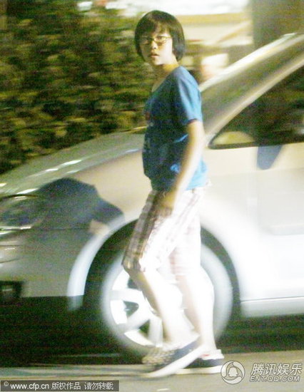 王菲偕两爱女深夜用餐 李嫣被抱开心大笑【图】