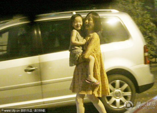 王菲偕两爱女深夜用餐 李嫣被抱开心大笑【图】