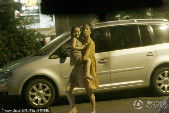 王菲偕两爱女深夜用餐 李嫣被抱开心大笑【图】