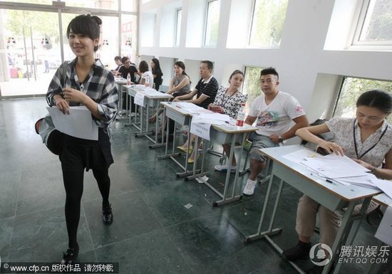 杨紫北影新生报到 格子衬衫化身小女人显成熟