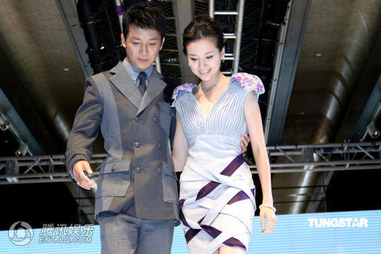 董洁潘粤明夫妇亮相 台下形影不离秀恩爱【图】