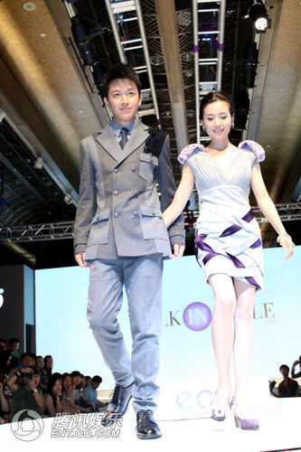 董洁潘粤明夫妇亮相 台下形影不离秀恩爱【图】