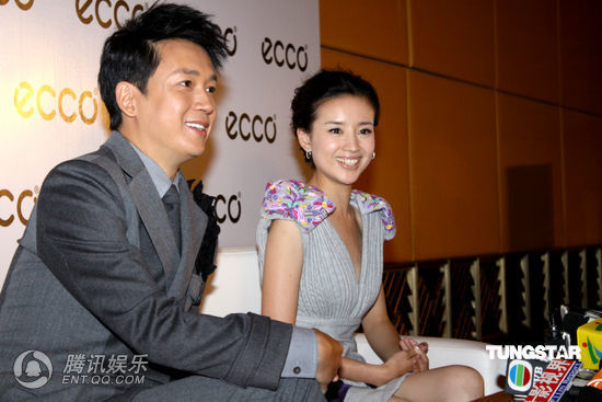 董洁潘粤明夫妇亮相 台下形影不离秀恩爱【图】