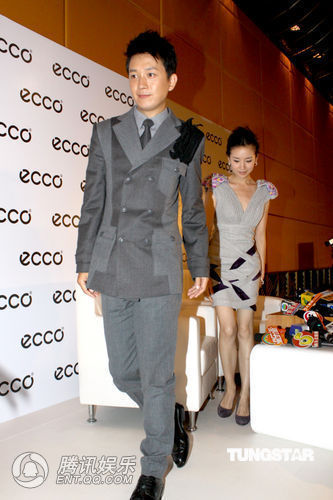 董洁潘粤明夫妇亮相 台下形影不离秀恩爱【图】