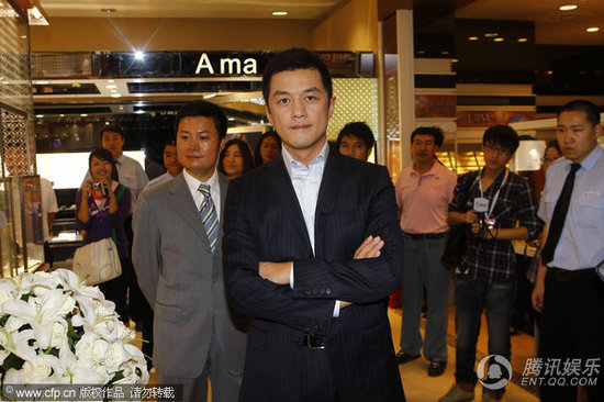 李亚鹏帅气亮相 现场众星捧月大牌范儿足【图】
