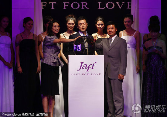 李亚鹏帅气亮相 现场众星捧月大牌范儿足【图】