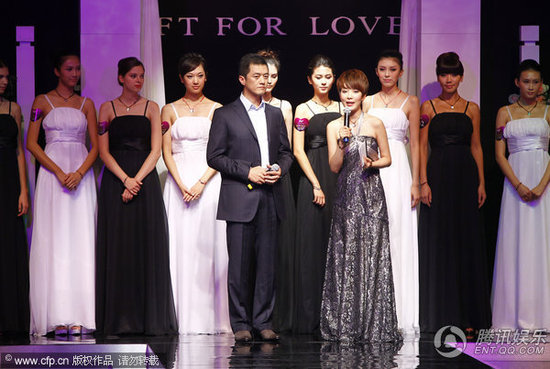 李亚鹏帅气亮相 现场众星捧月大牌范儿足【图】