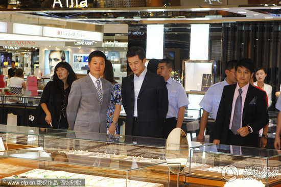 李亚鹏帅气亮相 现场众星捧月大牌范儿足【图】