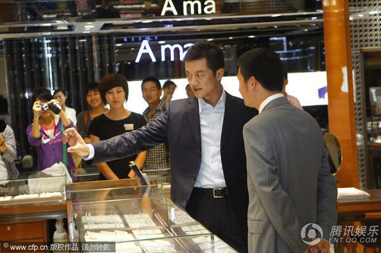 李亚鹏帅气亮相 现场众星捧月大牌范儿足【图】