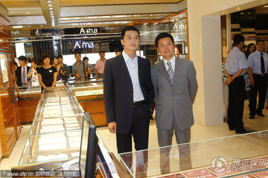 李亚鹏帅气亮相 现场众星捧月大牌范儿足【图】