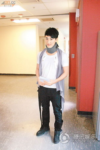 林峰出院戴颈箍闪电复工 黄宗泽叹同病相怜【图】