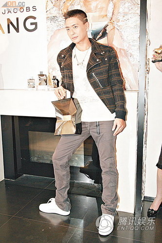 林峰出院戴颈箍闪电复工 黄宗泽叹同病相怜【图】