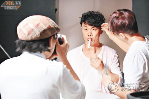 陈奕迅狂亲俏护士 徐濠萦不再亲送爱女【图】