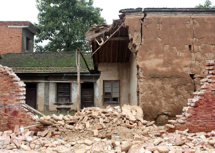 泾阳县一幼儿园围墙倒塌 瞬间压埋13个孩子