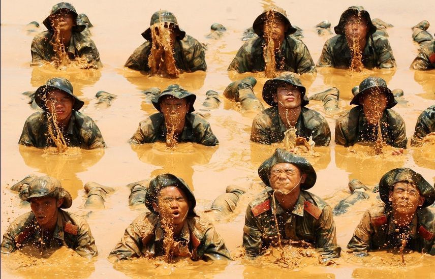 足球宝贝秀傲人身段 摆拍迷情粉嫩写真图片