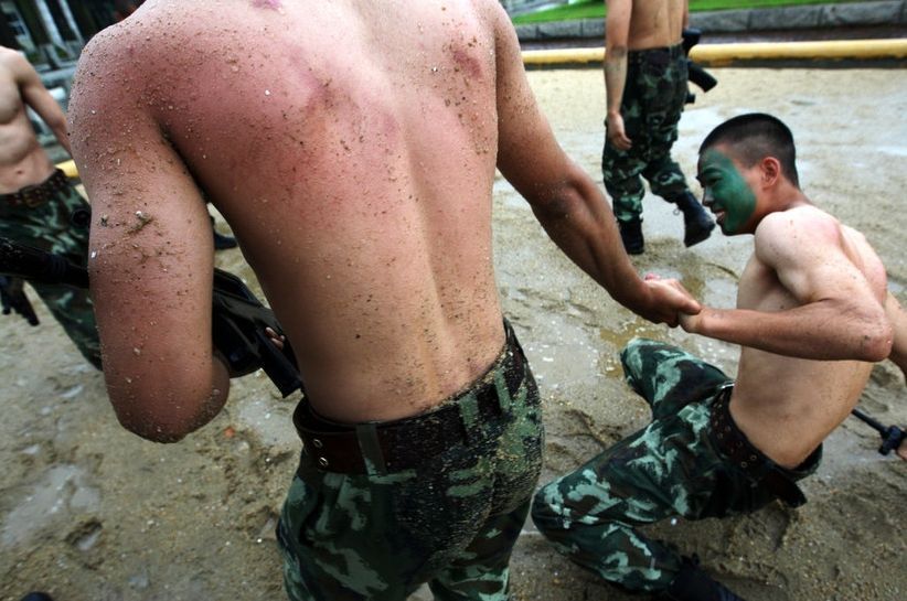 足球宝贝秀傲人身段 摆拍迷情粉嫩写真图片
