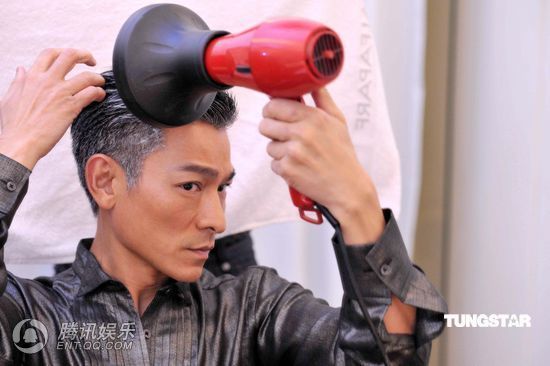 入行30年开唱变换造型 刘德华<em>染白发</em>亲手缝背