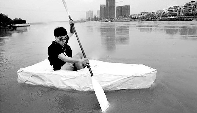 废纸筒做船 大学生划纸船7分钟横渡汉江(组图