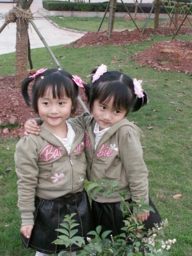 组图:亲亲双胞胎姐妹