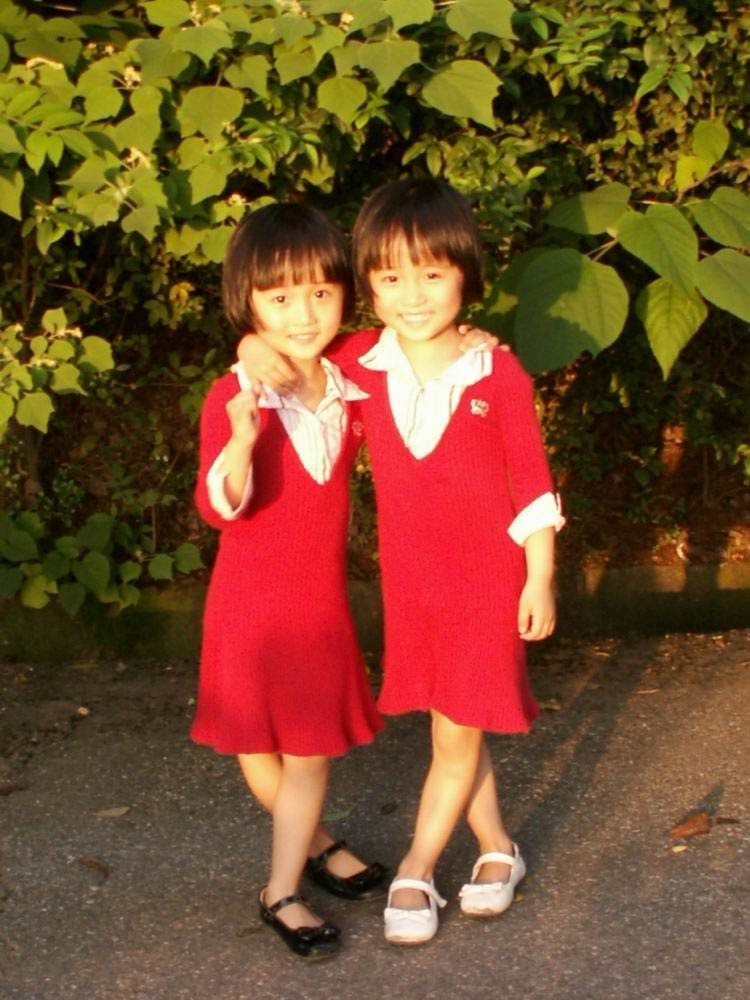 组图:亲亲双胞胎姐妹