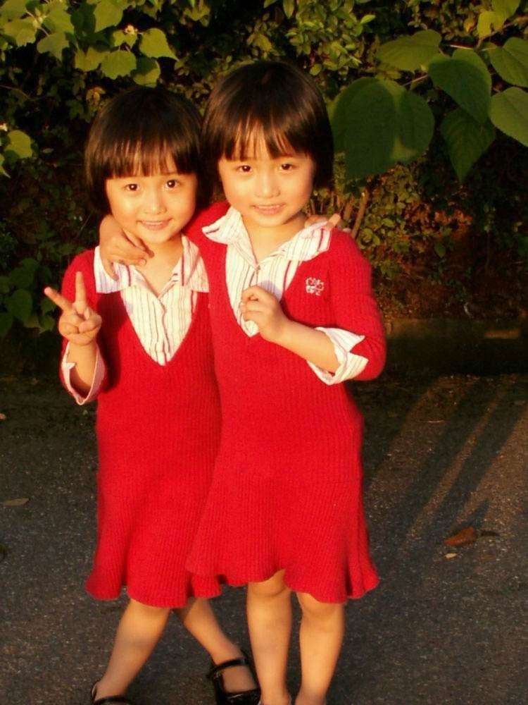 组图:<em>亲亲双胞胎姐妹</em>